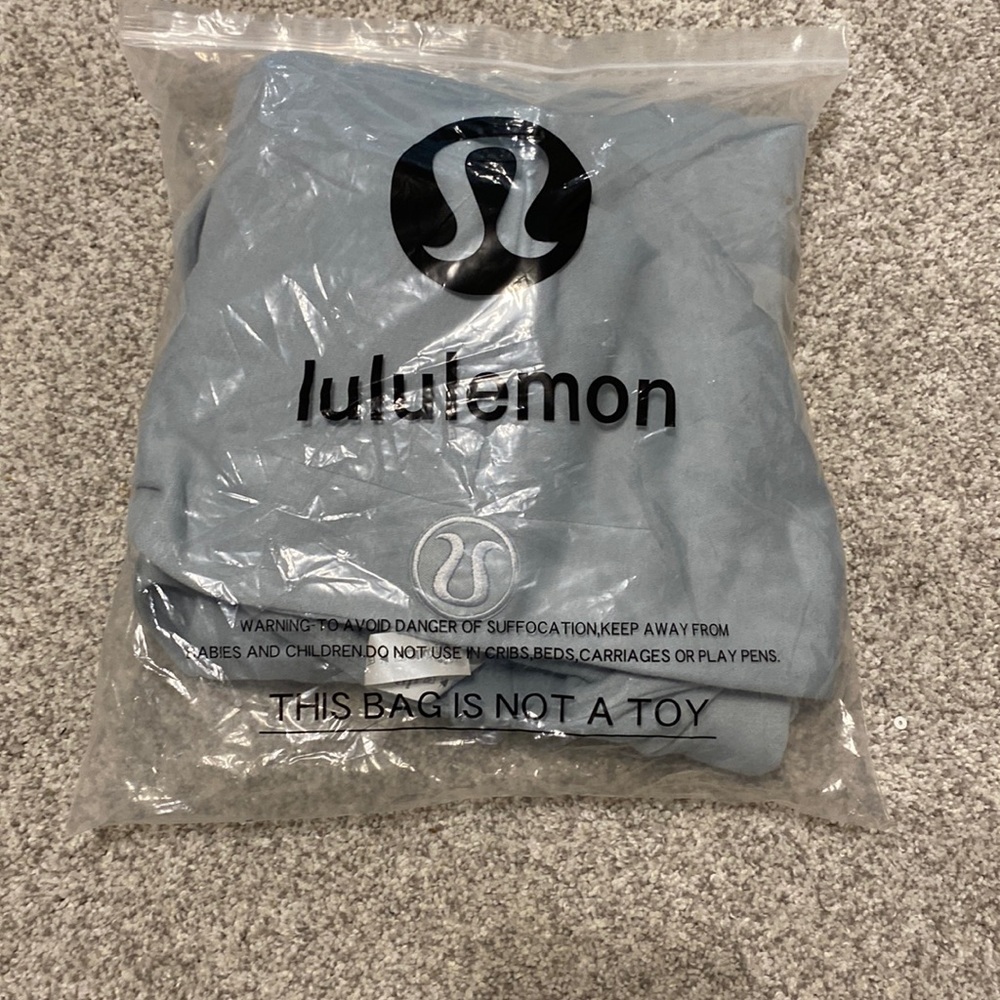 Never worn Lululemon